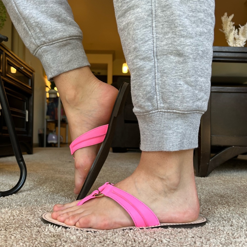 Lilly Pulitzer McKim Sandal
Brand: Lilly Pulitzer
Size: 9.5
Color: Pink/gold